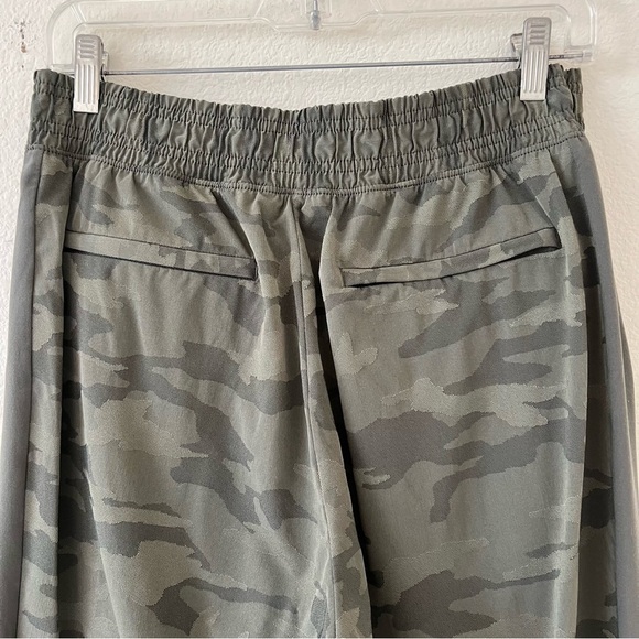 Athleta Brooklyn Textured Lined Lux Jogger Olive Camo Athleisure Gorpcore Size 8 - Picture 10 of 16
